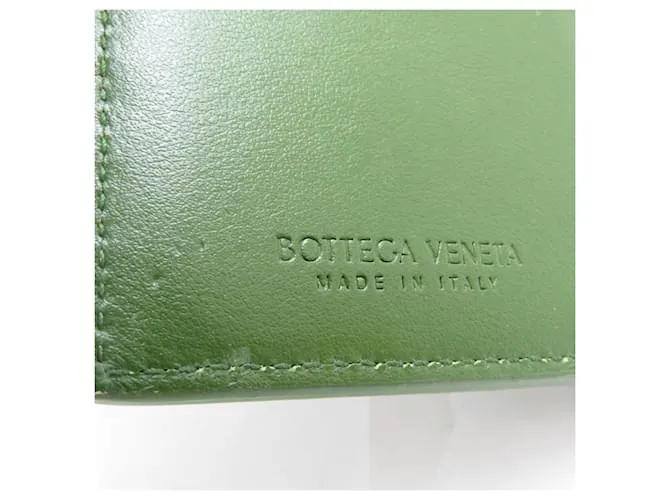 Billetera bi-fold de cuero verde oscuro Intrecciato de Bottega Veneta 