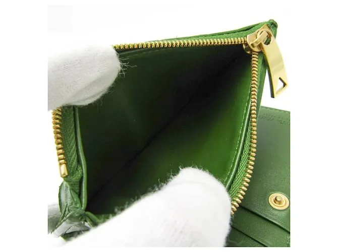 Billetera bi-fold de cuero verde oscuro Intrecciato de Bottega Veneta 