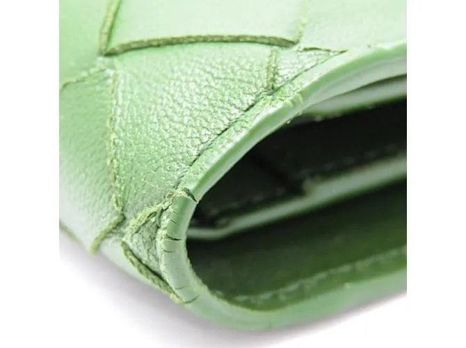 Billetera bi-fold de cuero verde oscuro Intrecciato de Bottega Veneta 