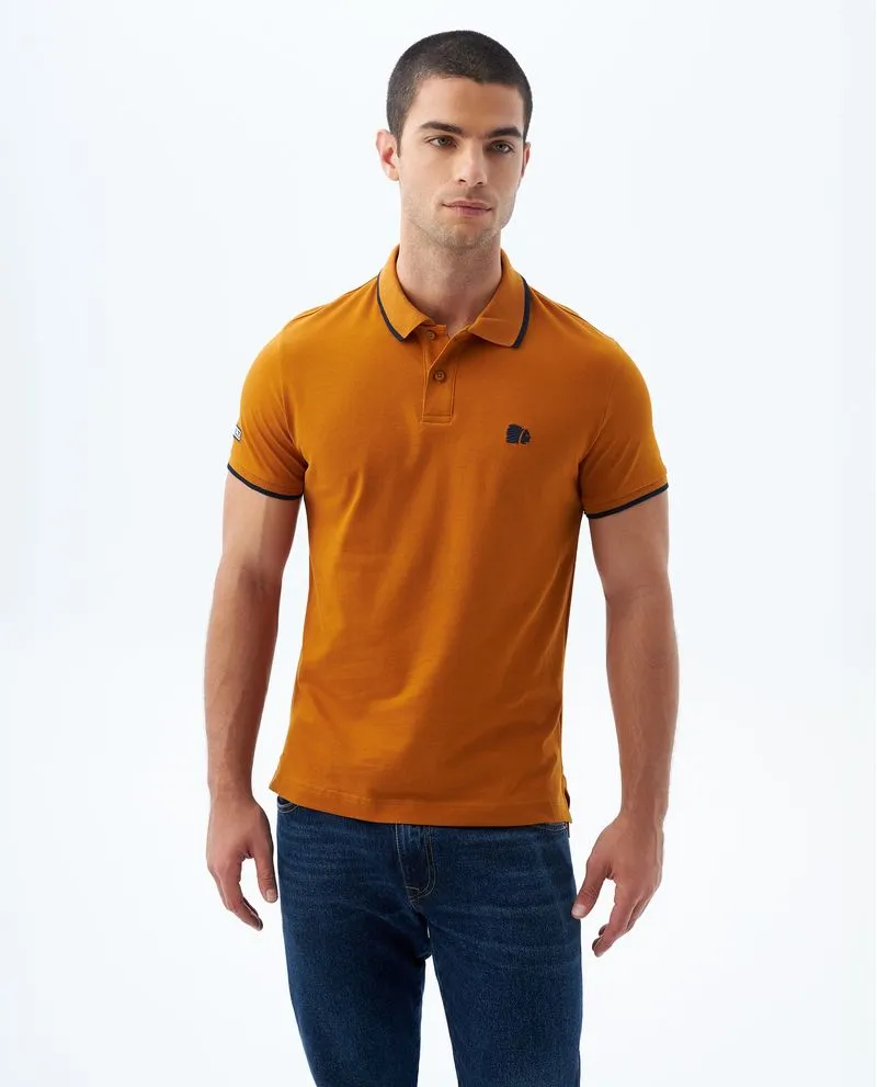 Camiseta tipo polo con líneas en contraste para hombre