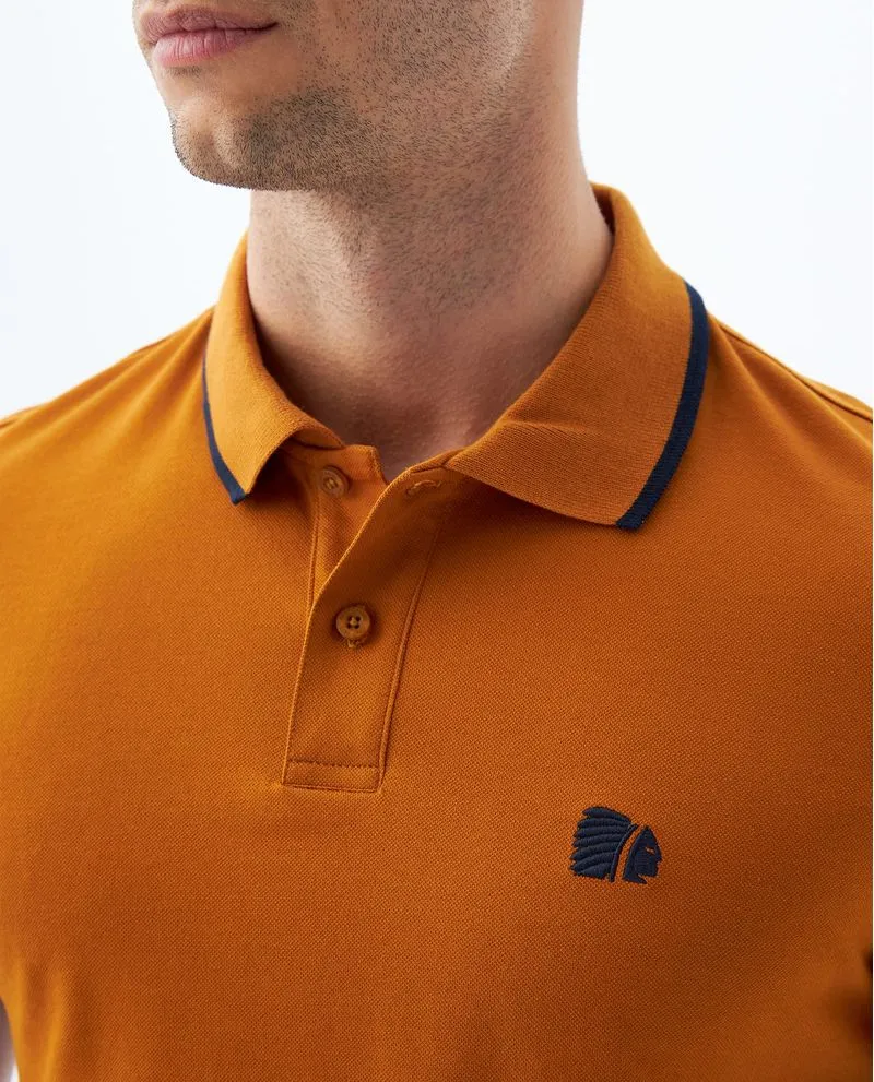 Camiseta tipo polo con líneas en contraste para hombre