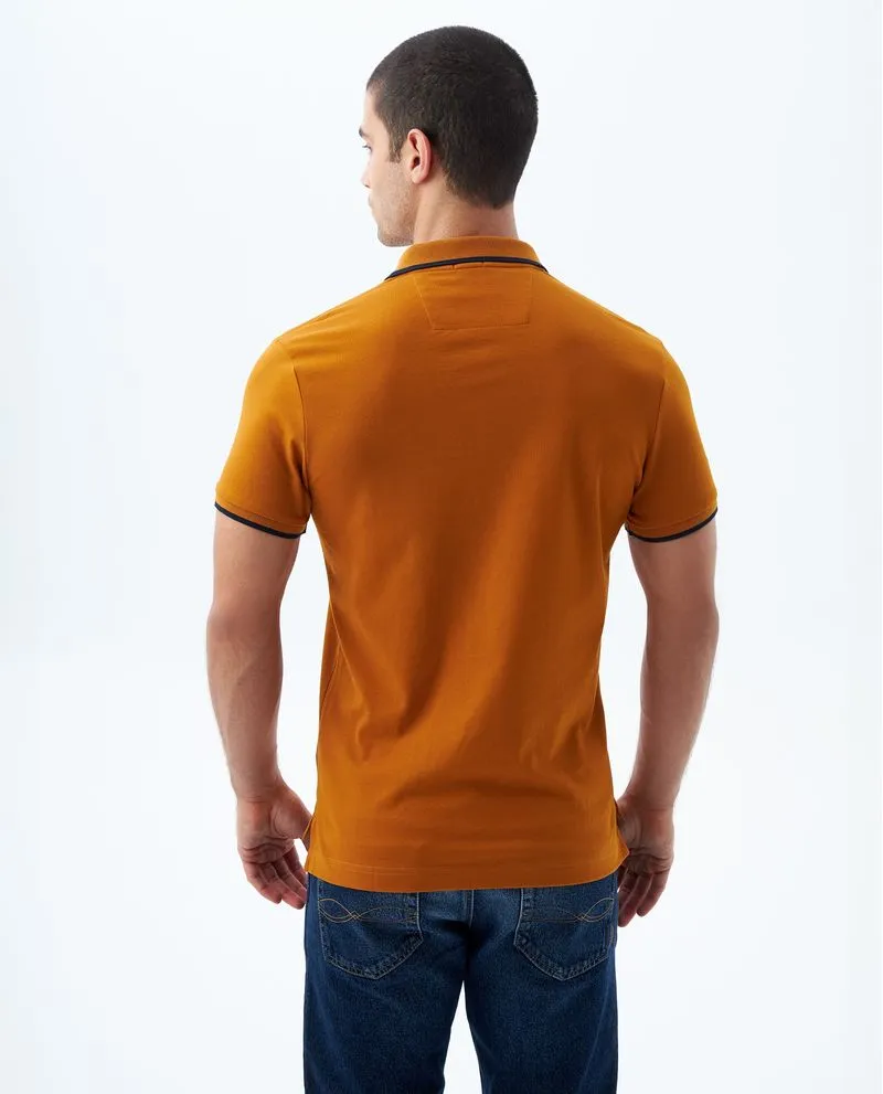 Camiseta tipo polo con líneas en contraste para hombre