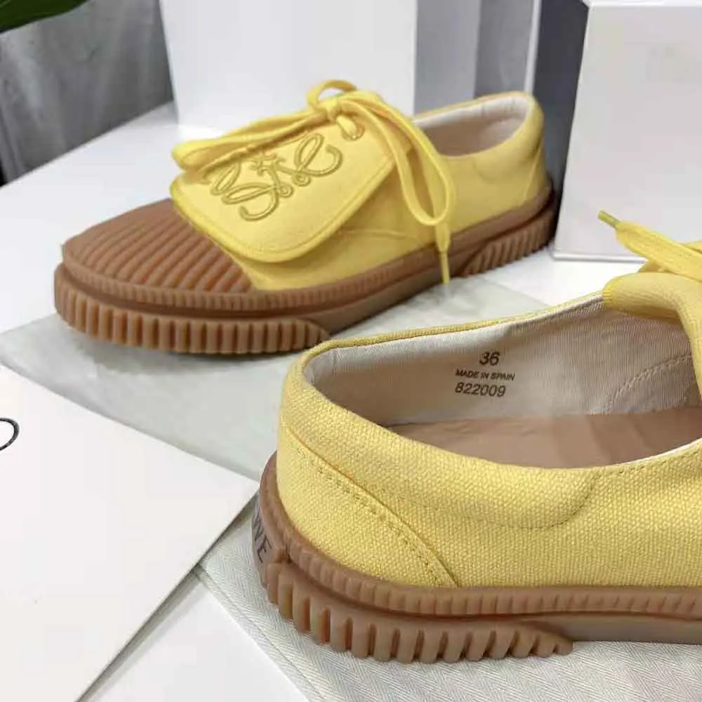 Loewe Mujer Anagram Flap Sneaker en Lona-Amarillo