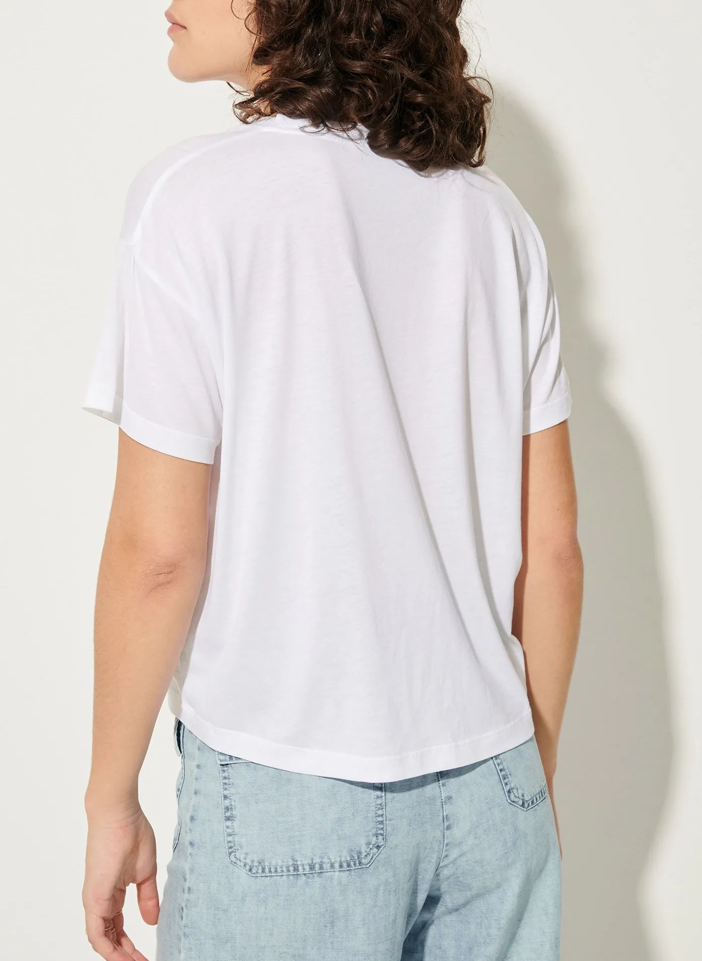 SESSUN TOO - Camiseta oversize con cuello redondo en blanco