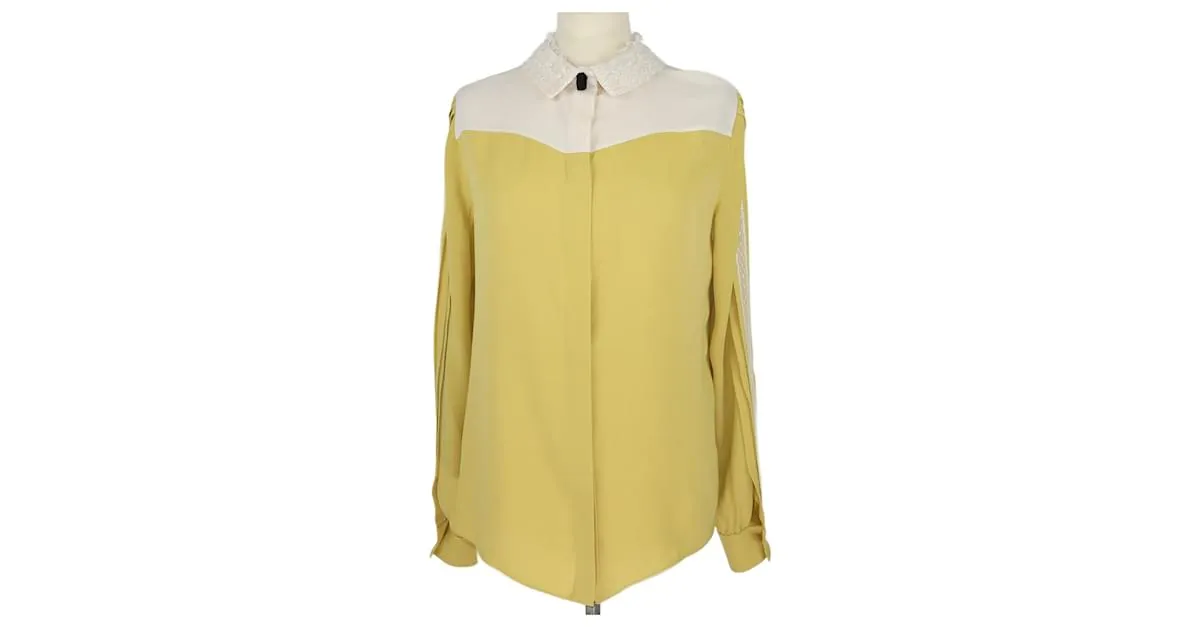 Valentino amarillo/Camisa crema con detalle de encaje y plisada 