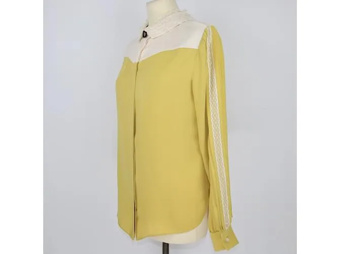 Valentino amarillo/Camisa crema con detalle de encaje y plisada 