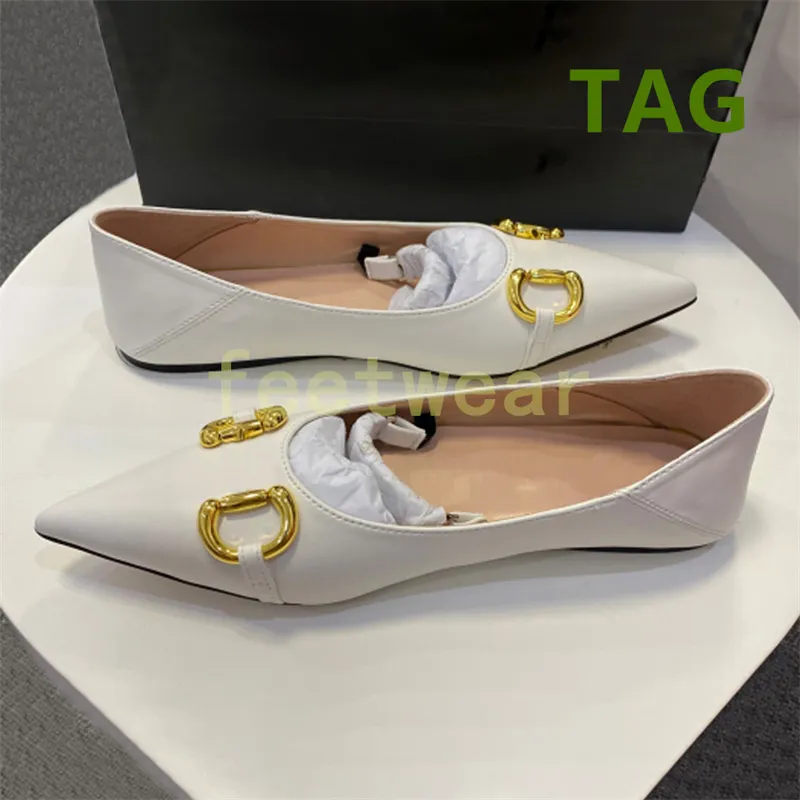 Zapatos de vestir de moda Cadena con punta en punta Horsebit Bailarinas de cuero negro charol blanco Mujeres de lujo Cúspide Zap